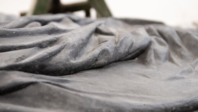 Faltenwurf der Skulptur "Mud" von Agnes Lammert