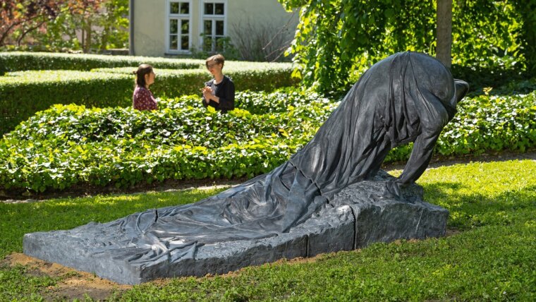 Agnes Lammerts Skulptur "mud" im Frommannschen Garten, hinten: A. Lammert (re.) &  J. Rönsch (li.)