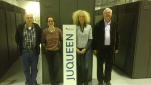 Hans de Raedt, Anne Dippel, Kristel Michielsen und Martin Warnke vor dem Supercomputer JuQUEEN im Forschungszentrum Jülich 2015