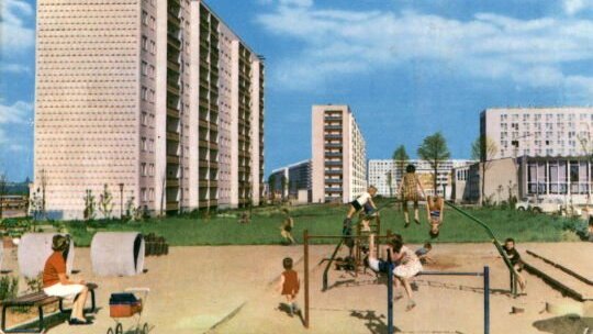 Spielplatz mit Kindern, im Hintergrund Hochhäuser (Halle-Neustadt 1970)